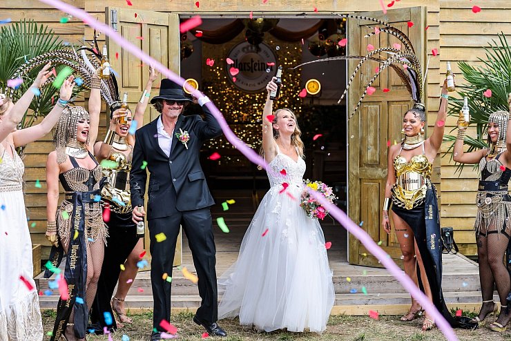 Esther und Martin aus Siegburg heriateten vor dem offiziellen Start des «Parookaville». - © Christoph Reichwein/dpa