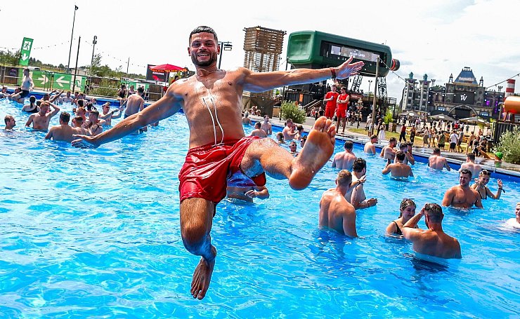 In einem 700 Quadratmeter großen Pool können sich die Festivalgäste abkühlen. - © Christoph Reichwein/dpa