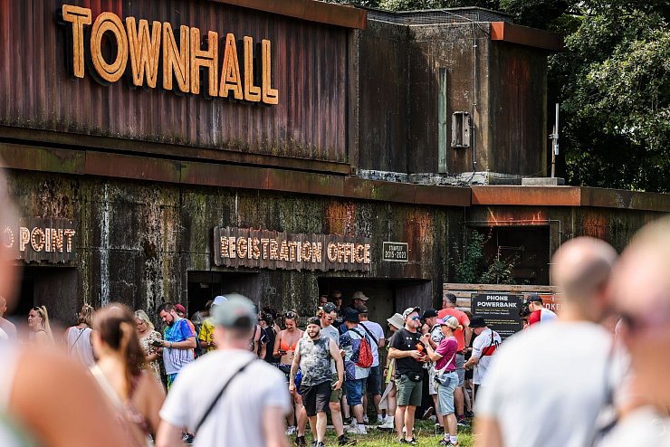 Im Rathaus können due Besucher ihren Parookaville-Pass bekommen. - © Christoph Reichwein/dpa