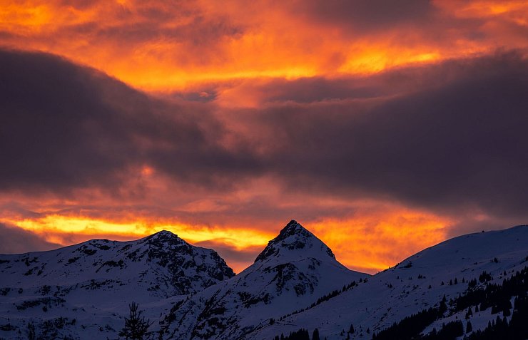 Sonnenuntergang im Skigebiet. - © Jens Büttner/dpa