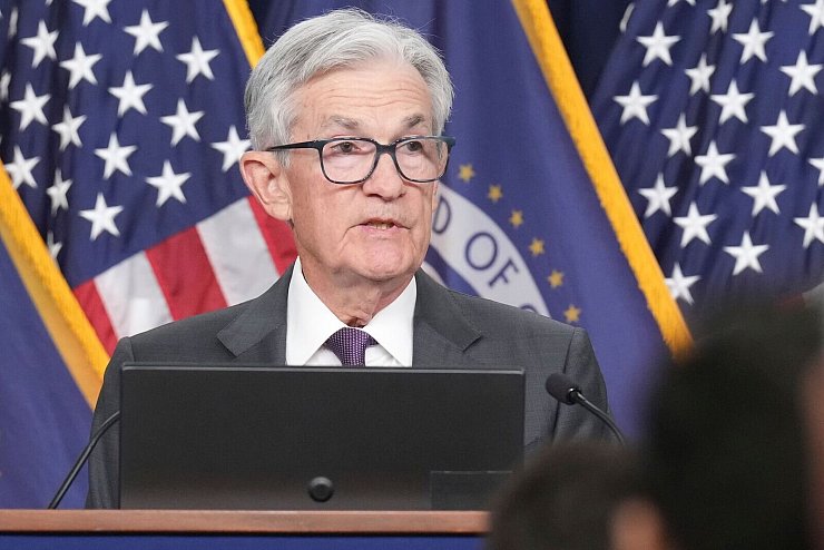 Fed hält Leitzins stabil und senkt Wachstumsprognose - © Jacquelyn Martin/AP/dpa