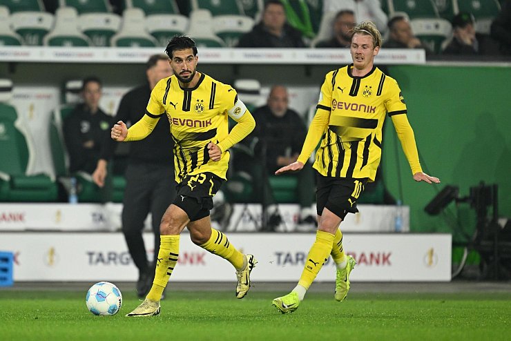 Emre Can (l) und Julian Brandt wurden von Lothar Matthäus angezählt. - © Swen Pförtner/dpa