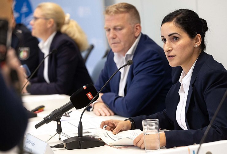 Kriminalhauptkommissar Gregor Schmidt und Staatsanwältin Gülkiz Yazir stellen ungelöste Cold-Case-Fälle und die aktuellen Ermittlungsergebnisse vor. - © Dieter Menne/dpa