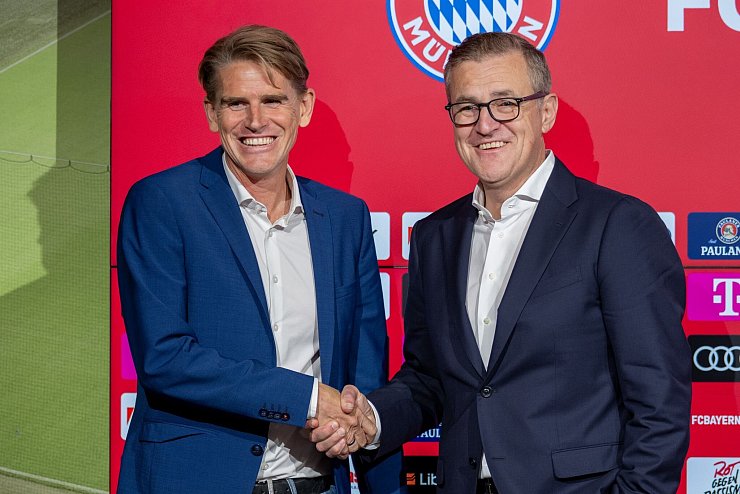 Sportdirektor Christoph Freund (l) und Vorstandschef Jan-Christian Dreesen (r) verweisen auf Gespräche mit Thomas Müller. - © Ulrich Gamel/Kolbert-Press/dpa
