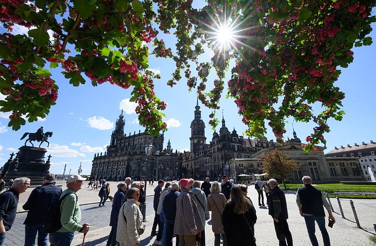 Bei schönem Wetter gehen viele Leute auf dem Neumarkt durch die Altstadt in Dresden. - © Robert Michael/dpa