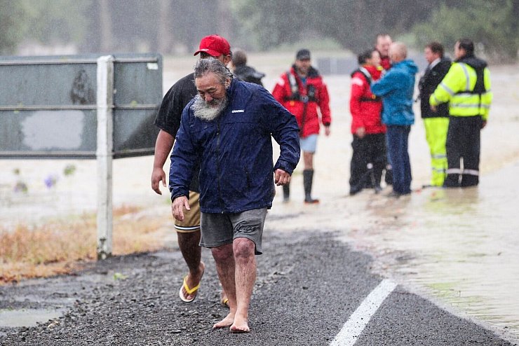 Menschen fliehen in Hastings, südöstlich von Auckland, vor dem Hochwasser. - © Paul Taylor/Hawkes Bay Today via AP/dpa