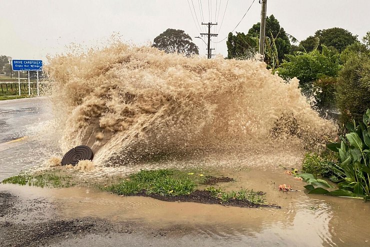 Dieser Gullideckel auf einer Straße in Te Awanga hält dem Wasserdruck nicht stand. - © Warren Buckland/Hawkes Bay Today via AP/dpa