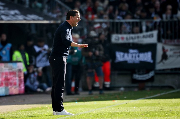 Mönchengladbachs Trainer Gerardo Seoane an der Seitenlinie. - © Christian Charisius/dpa