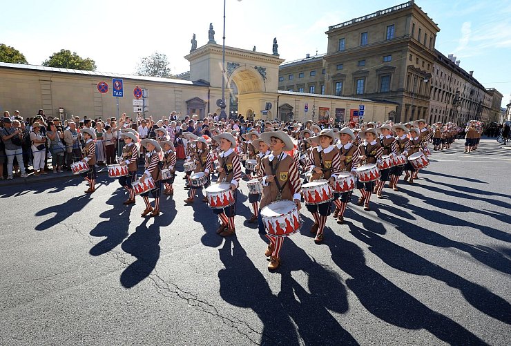 Der Trachten- und Schützenumzug ist ein traditionelles Element des Oktoberfests. - © Karl-Josef Hildenbrand/dpa
