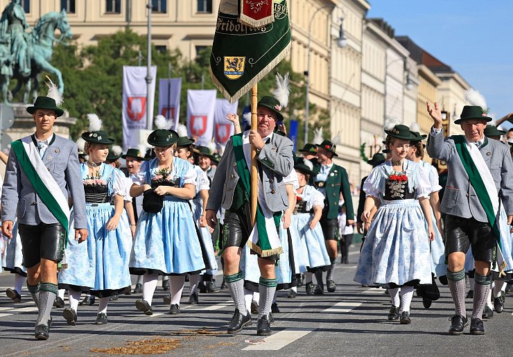 Traumhaftes Wetter, fesche Trachten - der Tag zwei des Oktoberfests. - © Karl-Josef Hildenbrand/dpa