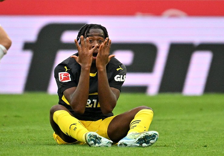 Beim 1:5 in Stuttgart war der Ärger bei BVB-Profi Jamie Gittens groß. - © Jan-Philipp Strobel/dpa