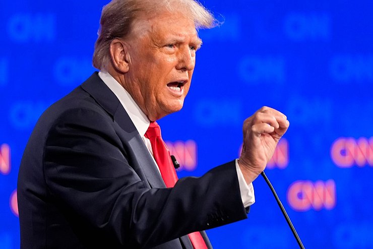 Donald Trump verbreitete erneut diverse Unwahrheiten, doch sein Auftritt geriet angesichts Bidens verheerender Darbietung in den Hintergrund. - © Gerald Herbert/AP