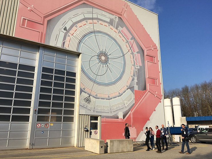 Die Dimension des Teilchenbeschleunigers LHC wird durch das Bild mit der Originalgröße an einem Gebäude des Cern sichtbar (Archivbild) - © Christiane Oelrich/dpa