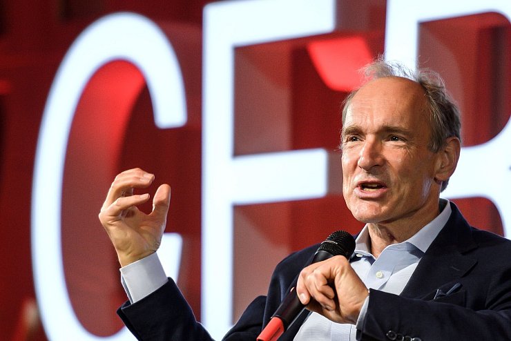Tim Berners-Lee legte den Grundstein für die Internet-Revolution. (Archivbild) - © Fabrice Coffrini/AFP POOL/Keystone/dpa