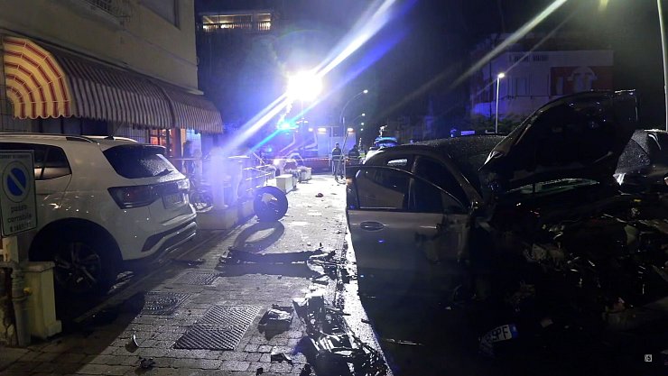 Auf den Bürgersteigen an der Unfallstelle lagen immer noch Kleidungsstücke der Unfallopfer sowie Teile des beschädigten Autos. - © N5 Desk/NEWS5/dpa