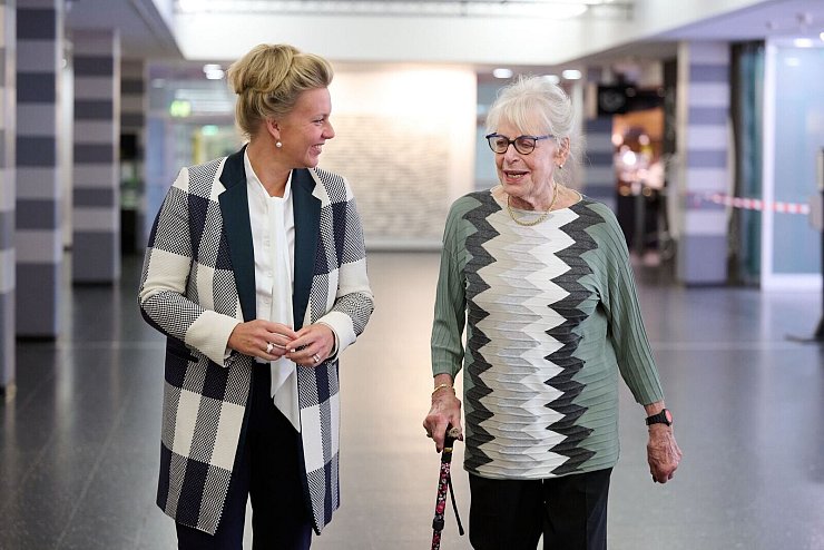 Die Holocaust-Überlebende Eva Weyl (r) kommt in Begleitung von Ina Brandes, Ministerin für Kultur und Wissenschaft des Landes Nordrhein-Westfalen, zu einem Studio der TU Dortmund. Besucherinnen und Besucher können im Rahmen einer Ausstellung auf Zeche Zollverein in Essen ab dem 27.01.2026 Zeitzeugen befragen - als KI-gesteuertes Hologramm. - © Bernd Thissen/dpa