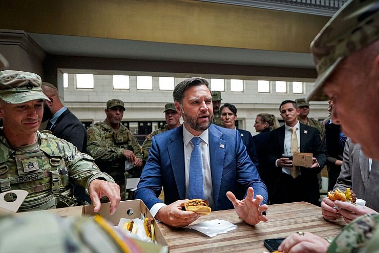 Die Vertreter der Trump-Regierung ließen sich mit den Soldaten in einem Fastfoodrestaurant ablichten. - © Alexander Drago/Pool Reuters / AP/dpa