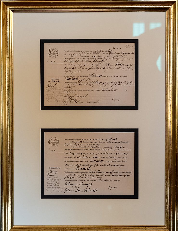 In dem goldenen Rahmen findet sich ein Faksimile der Geburtsurkunde von Trumps Großvater Friedrich, der später in die USA auswanderte und seinen Namen in Frederick änderte - und eine englische Übersetzung. - © Steffen Kugler/Bundesregierung/dpa