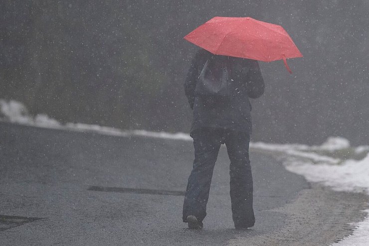 Wenig überraschend: Im Winter waren die Werte für Einsamkeit sowie Symptome von Angst und Depression höher als in anderen Jahreszeiten. (Symbolbild) - © Sebastian Kahnert/dpa
