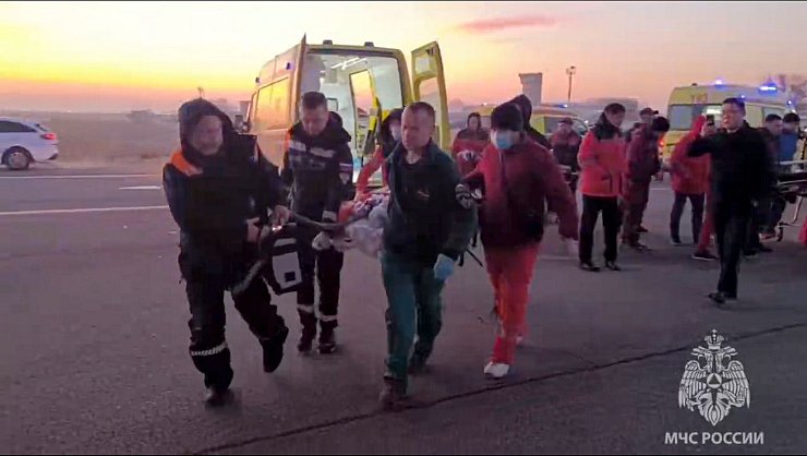 Eine überlebende Person wird nach dem Flugzeugunglück abtransportiert. - © Uncredited/Russian Emergency Ministry Press Service/AP/dpa
