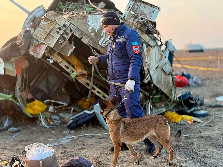 Die Suche nach der Absturzursache läuft. - © Uncredited/Kazakhstan\\\'s Emergency Ministry/AP/dpa