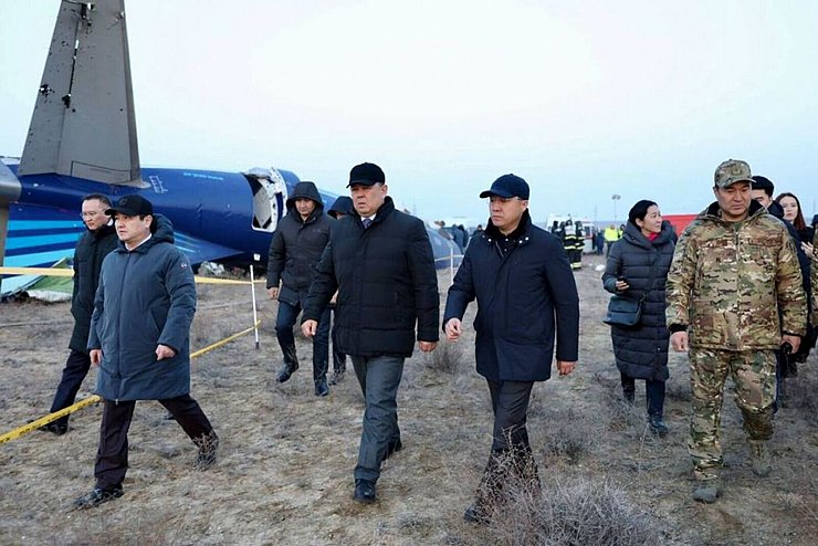 Die Untersuchung läuft am Wrack der Maschine aus Baku. - © Uncredited/The Administration of Mangystau Region/AP/dpa