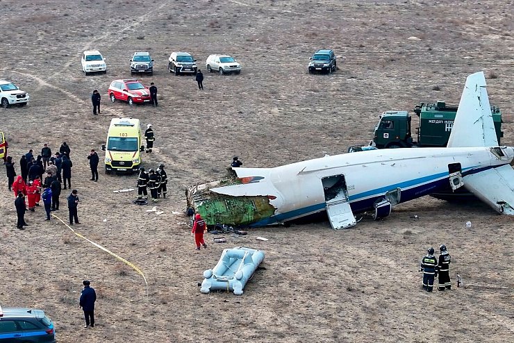 Beim Absturz der Maschine der Azerbaijan Airlines in Kasachstan kamen nach offiziellen Angaben 38 Menschen ums Leben, 29 überlebten teilweise schwer verletzt. - © Azamat Sarsenbayev/AP/dpa