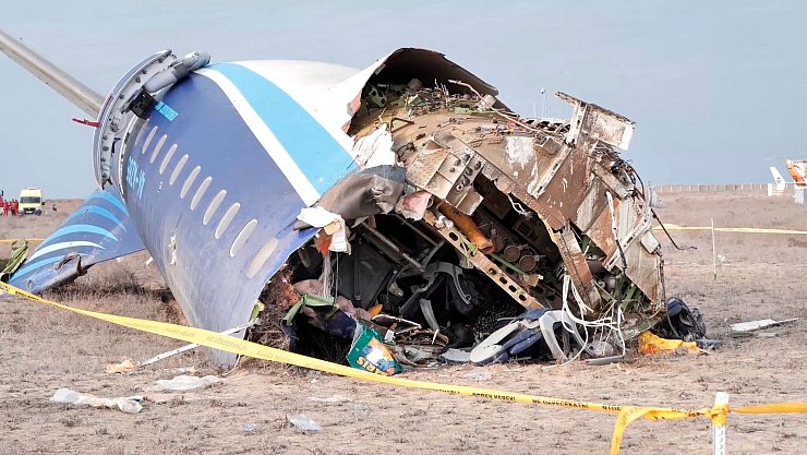 Beim Absturz der Maschine der Azerbaijan Airlines in Kasachstan kamen nach offiziellen Angaben 38 Menschen ums Leben, 29 überlebten teilweise schwer verletzt. - © Uncredited/The Administration of Mangystau Region/AP/dpa