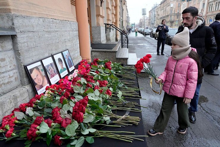 Blumen für die Opfer des Absturzes. - © Dmitri Lovetsky/AP/dpa