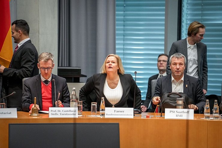 Innenministerin Nancy Faeser steht dem Innenausschuss Rede und Antwort - hier bei der Sitzung Ende Dezember. (Archivbild) - © Kay Nietfeld/dpa