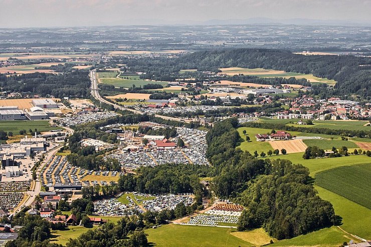 Ort im Innkreis ist der Austragungsort des «Woodstock der Blasmusik». Die deutsche Grenze ist nicht weit. - © Klaus Mittermay/Woodstock der Blasmusik/dpa-tmn
