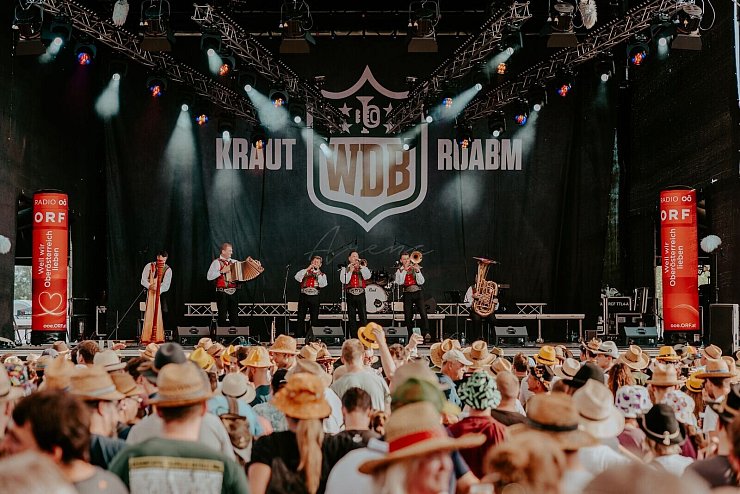 Auf mehreren Bühnen präsentieren Musiker die wachsende Vielfalt von Blasmusikinterpretationen. - © Julian Quirchmair/Woodstock der Blasmusik/dpa-tmn