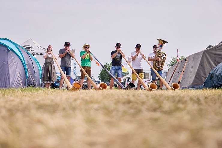 Alphorn-Aufgebot auf dem Campingplatz beim Festival «Woodstock der Blasmusik». - © Klaus Mittermayr/Woodstock der Blasmusik/dpa-tmn