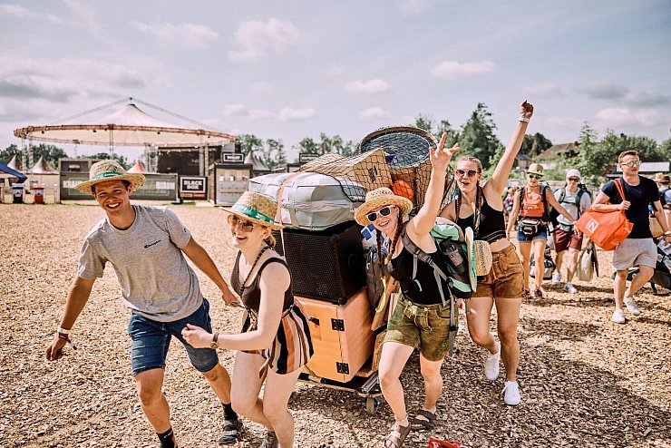 Mit Sack und Pack - und Blasinstrumenten: So kommen viele Gäste beim Festival an, das mit alter Volksmusik nicht mehr viel am Hut hat. - © Klaus Mittermayr/Woodstock der Blasmusik/dpa-tmn