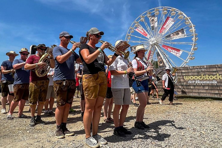 Blaskapellen ziehen vorbei, und sie werden länger: Auf dem Festival haben die Musizierenden oft eine Polonaise im Gefolge. - © Ralf Johnen/dpa-tmn