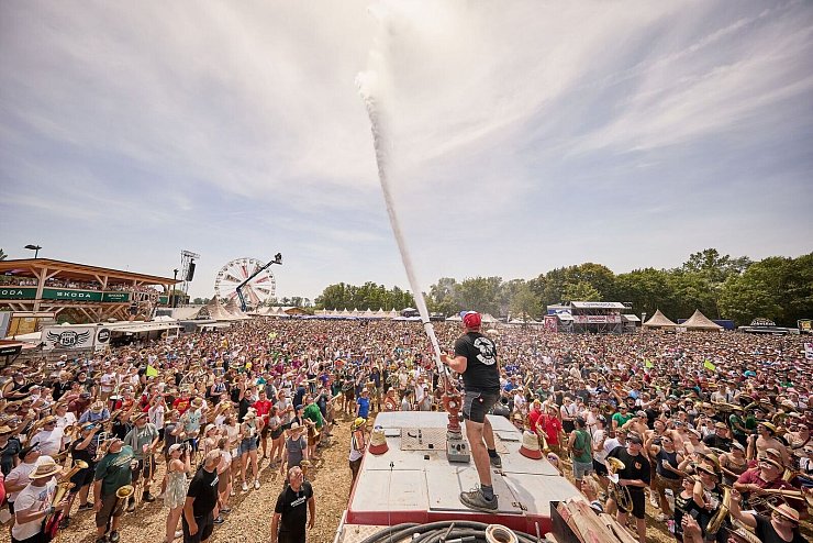 Ein Wasserwerfer sorgt beim «Woodstock der Blasmusik» für Abkühlung. - © Klaus Mittermayr/Woodstock der Blasmusik/dpa-tmn