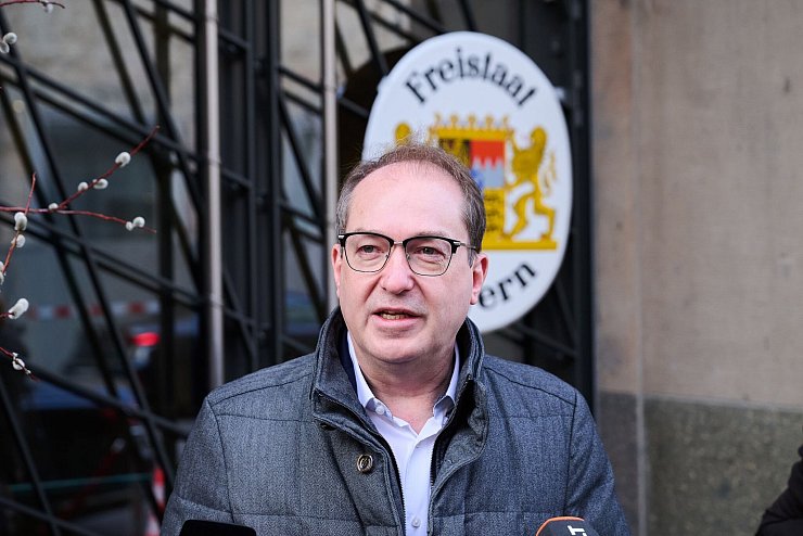 CSU-Landesgruppenchef Alexander Dobrindt nimmt an den Koalitionsverhandlungen teil. Wann die neue Koalition steht, ist noch offen. Der Verfassungsschutz rechnet bis zur Regierungsbildung mit weiteren russischen Störversuchen. - © Annette Riedl/dpa