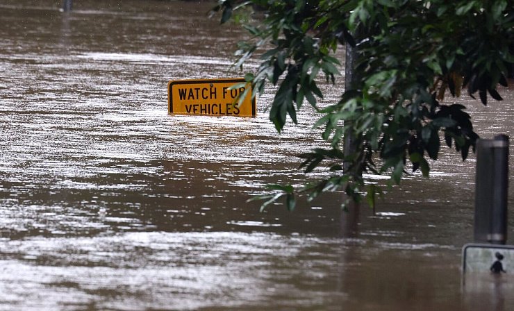 Ganze Straßenzüge standen unter Wasser, Autos versanken bis zur Dachkante in den Fluten. - © Jason O\\\'brien/AAP/dpa