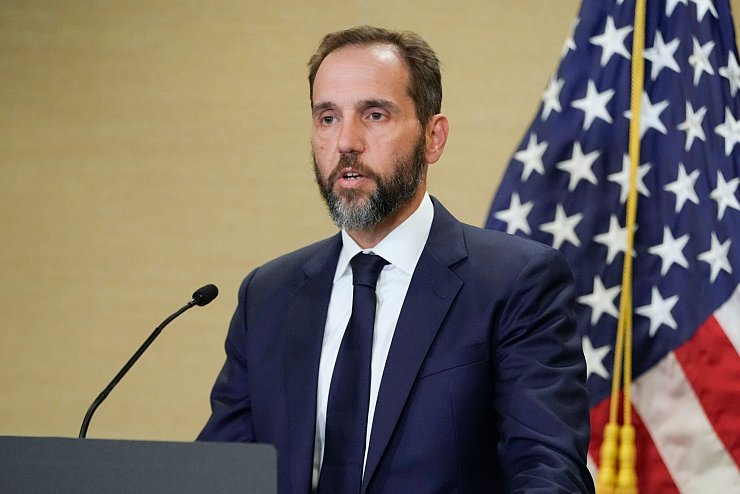 Sonderermittler Smith ermittelt schon länger gegen Trump - doch vorerst gibt er auf. (Archivbild) - © Jacquelyn Martin/AP/dpa
