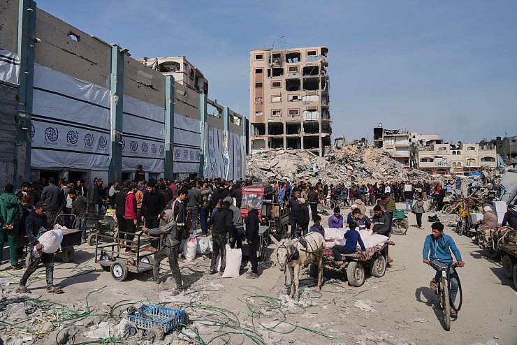 Verteilung von humanitären Hilfsgütern in Dschabalija. - © Jehad Alshrafi/AP/dpa