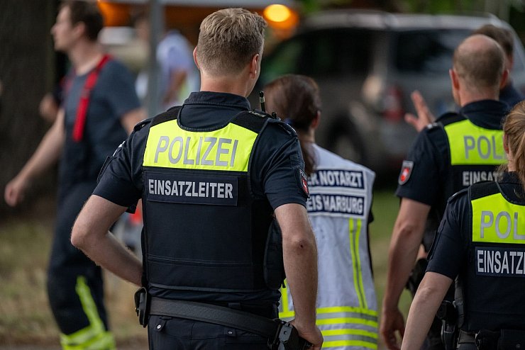 Einsatzkräfte der Polizei stehen in der Nähe des Unfallortes. - © Philipp Schulze/dpa