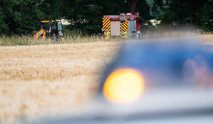 Zehn weitere Kinder wurden nach Feuerwehrangaben am Abend zum Teil schwer verletzt. - © Philipp Schulze/dpa