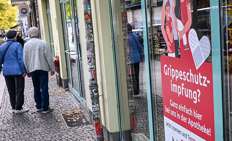 Mit der Grippe- kann man sich auch gleichzeitig die Corona-Impfung verabreichen lassen. (Archivbild) - © Jens Kalaene/dpa
