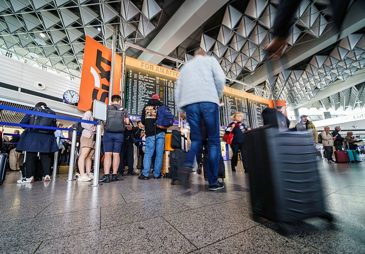 Wegen einer Störung bei der Deutschen Flugsicherung mussten Flugreisende viel Geduld mitbringen (Foto aktuell). - © Andreas Arnold/dpa