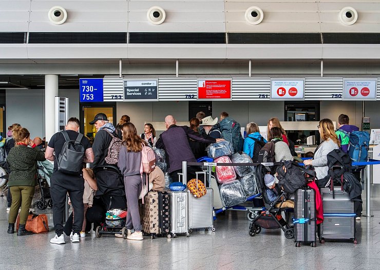 Wegen einer Störung bei der Deutschen Flugsicherung kam es zu großen Verzögerungen und Ausfällen wie hier am Flughafen Frankfurt (Foto aktuell). - © Andreas Arnold/dpa