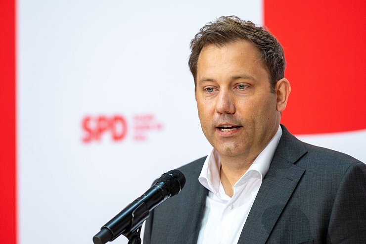 SPD-Chef Klingbeil hätte auf den «öffentlichen Tanz» zum Haushalt gern verzichtet. - © Christophe Gateau/dpa
