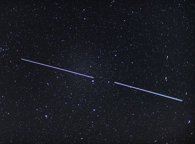 Auf Fotos mit längerer Belichtungszeit erscheinen Satelliten als Lichtstreifen - und verdecken so andere Objekte. - © Patrick Pleul/dpa-Zentralbild/dpa