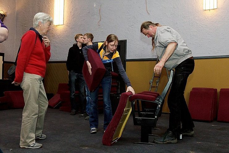 Schnell waren die Stühle abgebaut, und der Saal leerte sich. - © Foto: Gocke