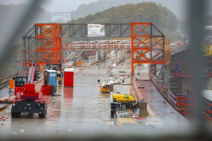Noch wird gebaut, im Februar 2026 sollen hier wieder Autos fahren. - © Christoph Reichwein/dpa