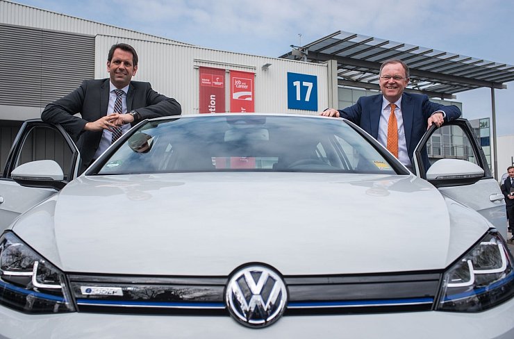 Als Ministerpräsident sitzt Lies (l) für Niedersachsen im VW-Aufsichtsrat. Auch 2015 war er dabei – als Wirtschaftsminister an der Seite des früheren Regierungschefs Stephan Weil (r). (Archivbild) - © picture alliance / Ole Spata/dpa